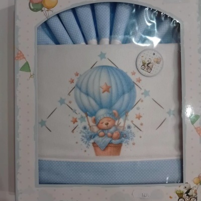 Conjunto de roupa de bebé azul com ursinho e balão