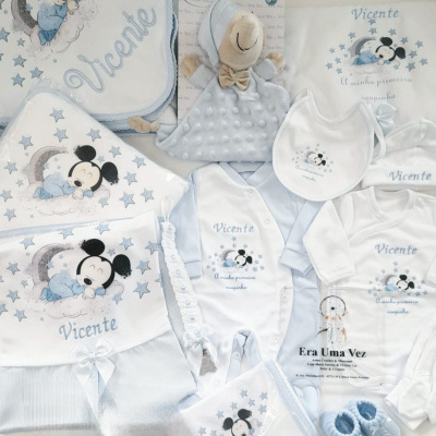 Conjunto de roupa e acessórios de bebé azul e branco com Mickey e nome Vicente