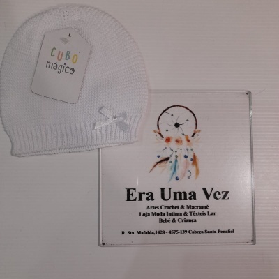 Gorro branco de malha com etiqueta CUBO mágico e placa com texto Era Uma Vez e ilustração de filtro dos sonhos