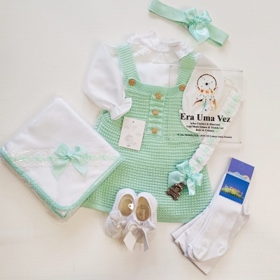Conjunto de roupa de bebé verde e branco com sapatinhos, faixa e acessórios
