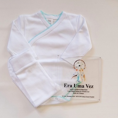 Body branco para bebé com borda azul clara e etiqueta de tamanho 1m