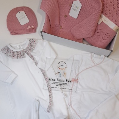 Conjunto de roupa de bebé rosa e branco com gorro, casaco, manta e bodies