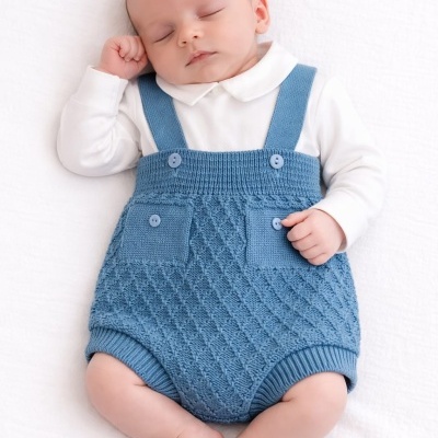 Bebé dormindo com jardineira azul e body branco