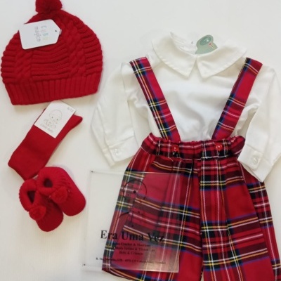 Conjunto de roupa para bebé com camisola branca, calções aos quadrados vermelhos, gorro, meias e sapatinhos vermelhos