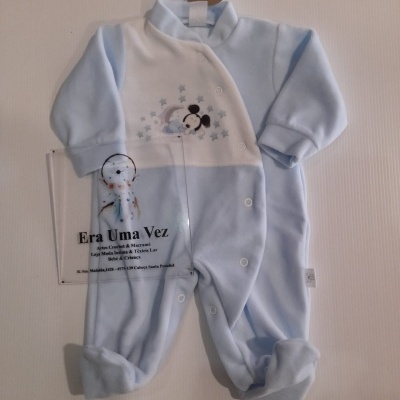 Pijama de bebé azul claro e branco com rato desenhado e placa acrílica com texto