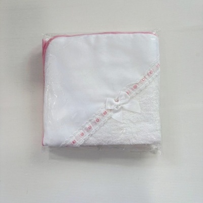 Toalha branca com borda rosa e laço, embalada em plástico transparente