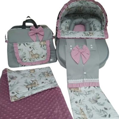 Conjunto de acessórios para bebé com saco de transporte, centro acolchoado e manta rosa e cinzenta com padrão animal