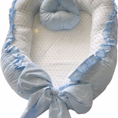 Ninho para bebé azul e branco com padrão de estrelas e laço