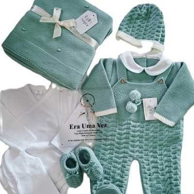Conjunto verde água de roupa de bebé com gorro, botins, macacão e manta em malha mais body branco.