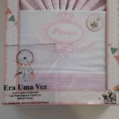 Conjunto de roupa de bebé branca e rosa com bordado Princesa em caixa decorada