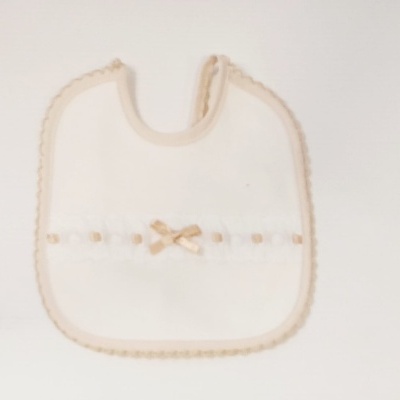 Babete de bebé branco com borda renda bege e laço central