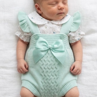 Bebé a dormir vestido com body de malha verde menta com fita e camisa branca com padrão