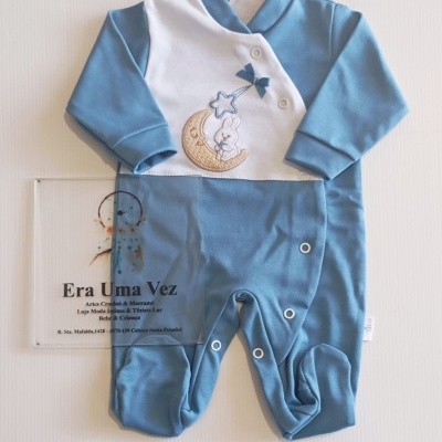Macacão azul e branco para bebé com bordado de lua e coelho