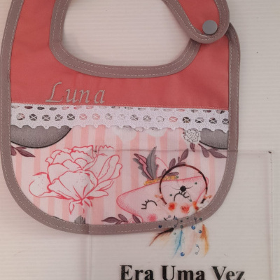 Babete rosa de bebé com padrão floral e bordado Luna