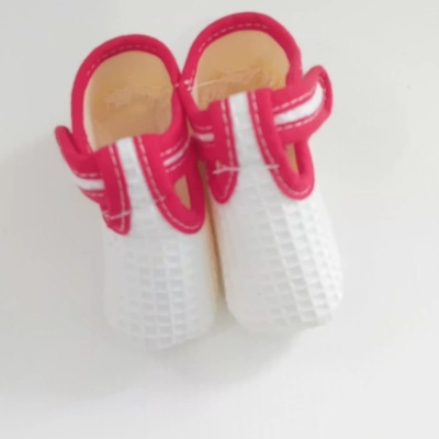 Sapatos infantis brancos e rosa com fecho de velcro