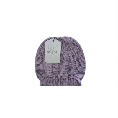 Gorro de malha lavanda com laço e etiqueta CUBO mágico