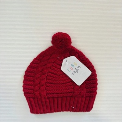 Gorro de malha vermelho com pompom e etiqueta CUBO mágico.