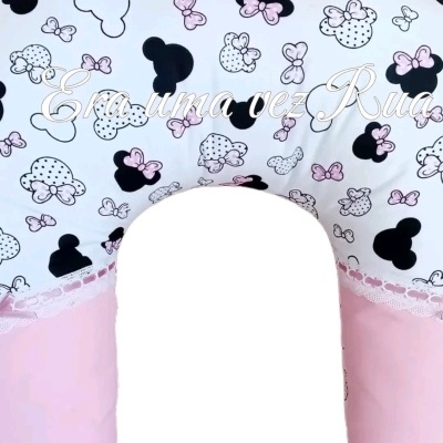 Almofada em forma de U com estampas de silhuetas de Mickey e Minnie em preto, branco e rosa.