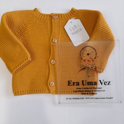 Casaco bebé amarelo mostarda de malha com botões
