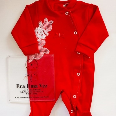 Pijama vermelho para bebé com coelhinhos aplicados e placa transparente com texto.