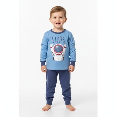 Criança com pijama azul com estampa de astronauta e a palavra STARS