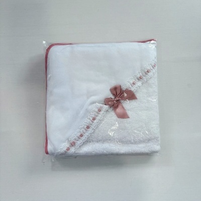 toalha branca com bordado de renda e laço rosa embalada em plástico