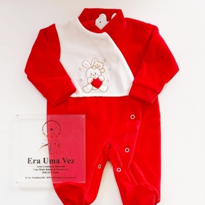 macacão para bebé vermelho e branco com bordado de coelho e ursinho