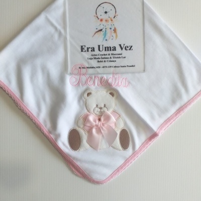 Manta branca de bebé com bordado de ursinho e borda cor-de-rosa