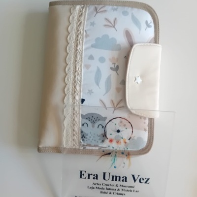 Capa bege com desenhos infantis e acrílico com texto de loja