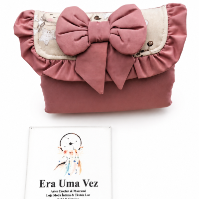 Mala rosa com laço e placa branca com texto e filtro dos sonhos