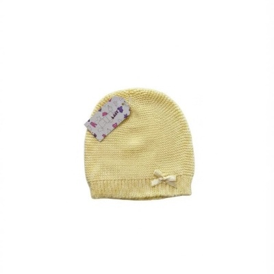 Gorro infantil amarelo de malha com laço e etiqueta