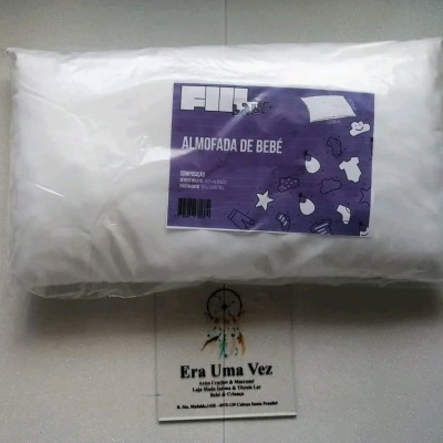Almofada de bebé branca embalada com etiqueta azul e texto