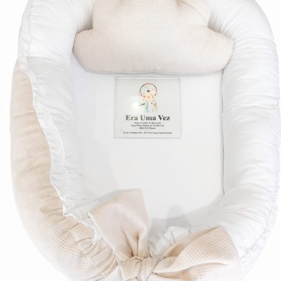 Cama de bebé branca e bege com almofada em forma de nuvem e placa com texto Era Uma Vez.