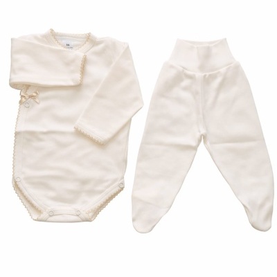 Conjunto de roupa de bebé cru com body e calças