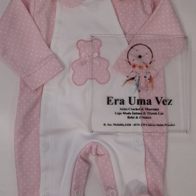 Macacão de bebé rosa e branco com padrão de bolinhas e aplicação de ursinho