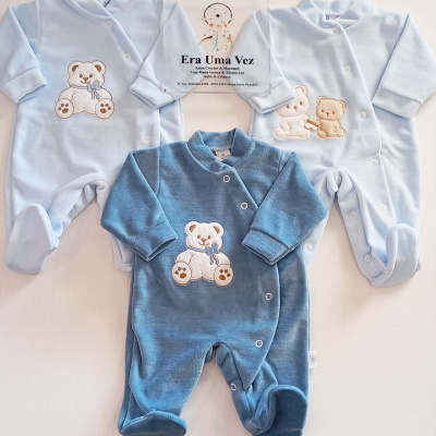 Três macacões de bebê azuis com estampas de ursinhos bordados.