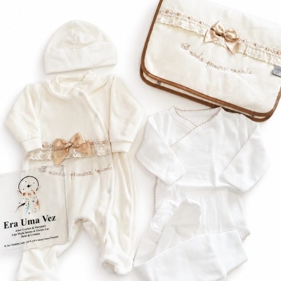 Roupa de bebé creme e branco com laço e saco decorativo