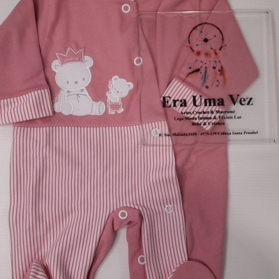 Macacão de bebé cor-de-rosa e branco com padrão de riscas e bordado de ursos.
