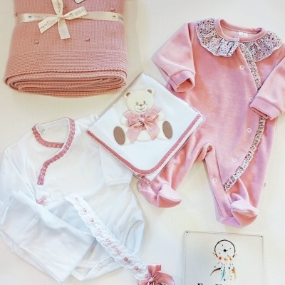 Conjunto de roupas de bebé com manta, body, babete e macacão rosa com detalhes florais