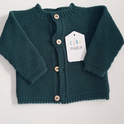 Camisola de malha verde escura para bebé com botões de madeira e etiqueta