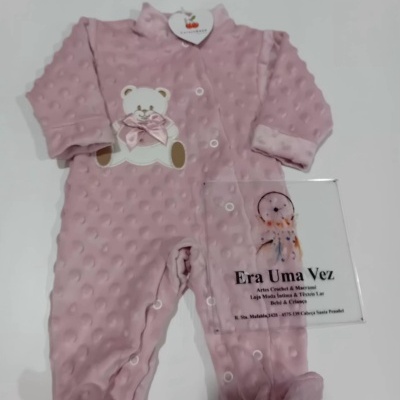 Pijama de bebé rosa com desenho de ursinho e textura de bolinhas