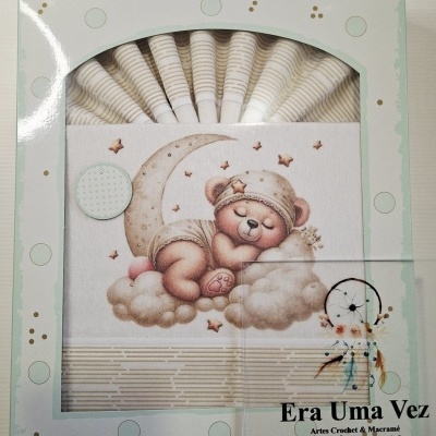 Fraldas ou toalhas bebés com desenho urso adormecido na lua embaladas em caixa verde e branca