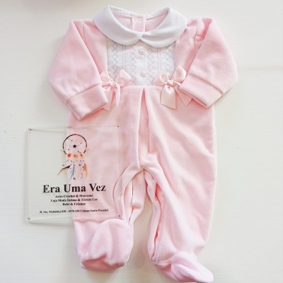 Pijama de bebé cor-de-rosa com gola branca e laços de cetim