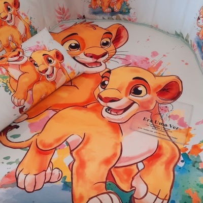 Roupa de cama para bebé com personagens do Rei Leão em tons de laranja e amarelo