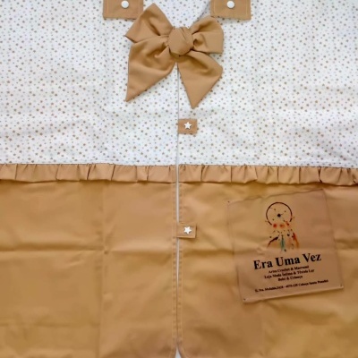 Capa para bebé com padrão de estrelas e laço castanho claro