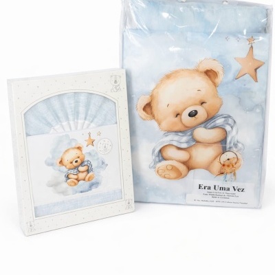 Conjunto de roupa de bebé azul claro com ursinho e estrela em embalagem