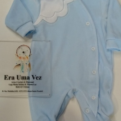 Macacão azul claro para bebé com botões de pressão e detalhes brancos
