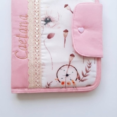 Estojo rosa e branco com padrão floral, renda e fecho com botão em forma de coração