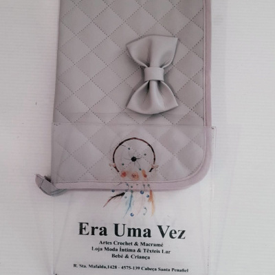 Capa cinzenta almofadada com laço decorativo