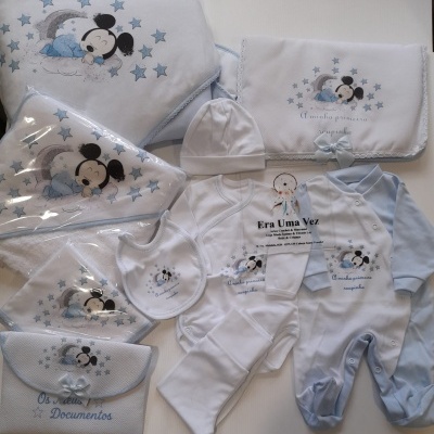 Conjunto baby branco e azul com padrão rato na lua e estrelas azuis